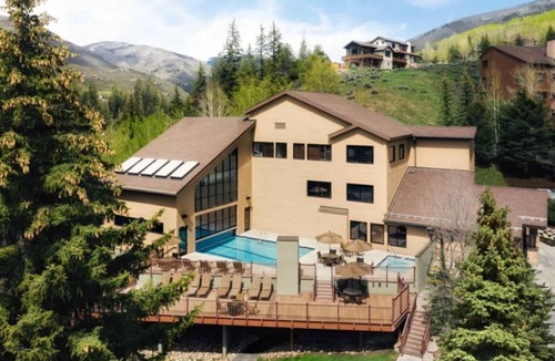 Highland Meadows Condo | Cozy 2 Bed/2 Bath w/Sleeper Sofa, sleeps 8, Hot Tub and Free Shuttle to Slopes!