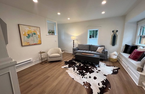 Downtown House | Cozy 2-bedroom bungalow in downtown Boulder with private parking,WiFi & AC