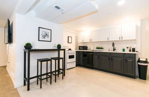 Berkley Apartment | Cozy 2bd |10 min to Downtown Denver | Fast Wifi
