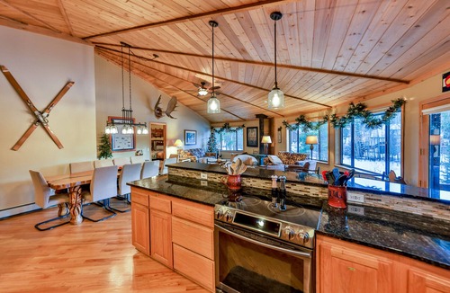 Fraser House | COZY, 3500 sf w/lots of Trees, 5 big bedrooms, 3 baths, 4 miles to Winter Park
