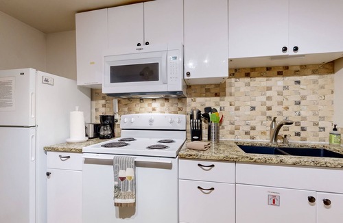 Intermountain Apartment | Cozy Alpine Studio w/High-End Mattresses, Hot Tub & Full Kitchen