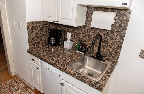 Uptown Condo | Cozy and Quiet Condo in Uptown- Walking Distance to Everything