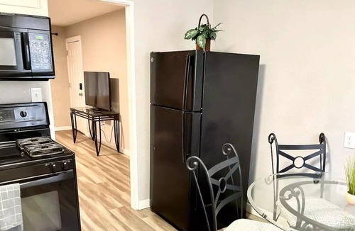 Cole Apartment | Cozy Apartment in Rhino Art District near Downtown