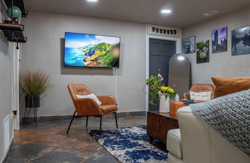 Village Seven Apartment | Cozy apartment Retreat with 2 bedrooms 3 beds, 1 bathroom, Private Entrance.