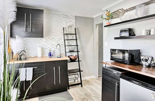 Barths Apartment | Cozy apt w/desk & rooftop deck
