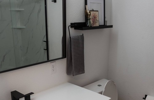 Mountain Shadows House | Cozy basement suite 5 min drive to Garden of the Gods