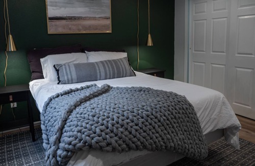 Mountain Shadows House | Cozy basement suite 5 min drive to Garden of the Gods