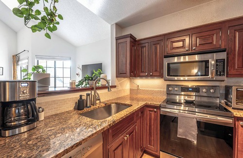 Gunbarrel Condo | Cozy Boho Hideaway -Sunlight, Workspace, Trails & Hot Tub