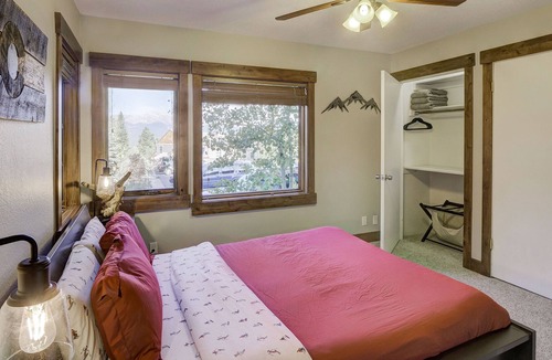 Baldy Mountain Condo | Cozy Breck Condo w Mountain Views and at the Bus Stop