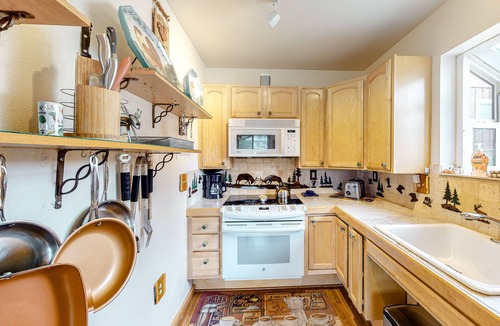 Estes Park Cabin | Cozy cabin for two with private hot tub and central location