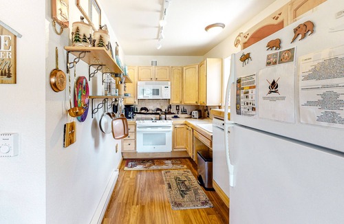 Estes Park Cabin | Cozy cabin for two with private hot tub and central location