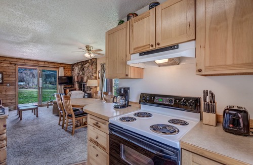 Clark Cabin | Cozy cabin near fishing, hiking, mountains, lakes, and snowmobiling!