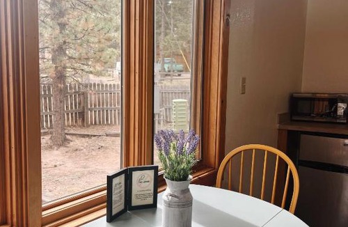 Woodland Park Bed & Breakfast | Cozy Cabin suite bed and breakfast