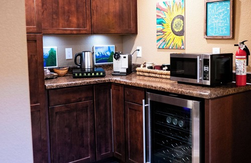 Frederick House | Cozy CO Casa: Eco & Pet Friendly—Sleeps up to 9, Remote Work Hub, Rec Center