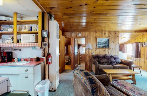 Green Mountain Falls Cabin | Cozy Colorado cabin with large deck, free WiFi, quiet location