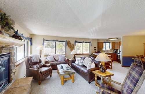 Christie Heights Condo | Cozy condo with ski-in access, hot tub, and mountain views