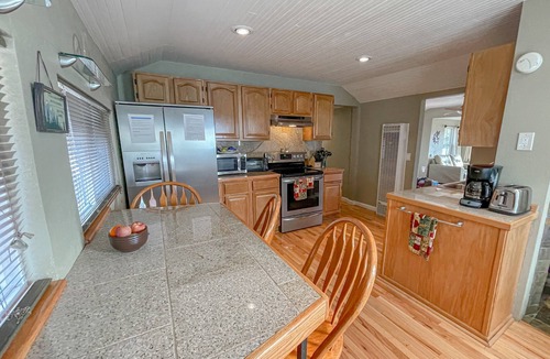 Estes Park House | Cozy Cottage - Downtown Location with Wifi/Views/Parking!