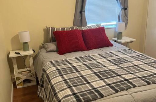 Montrose House | Cozy downtown bungalow minutes from Black Canyon