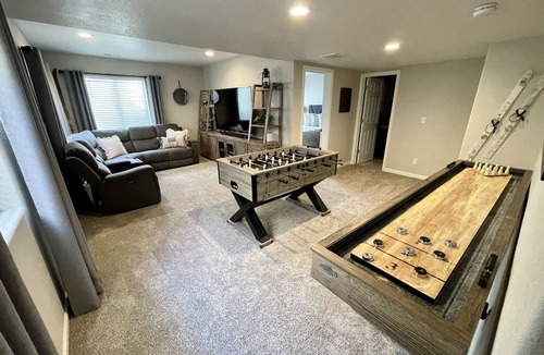 Village Seven House | Cozy Family Getaway in the Center of the Springs
