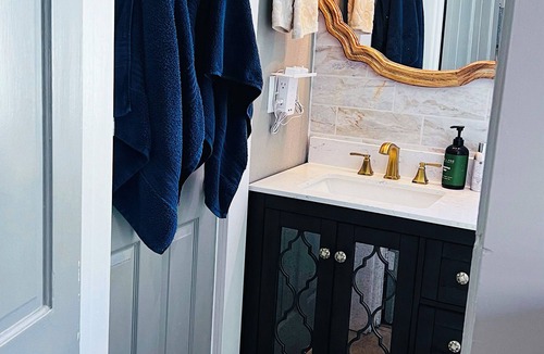 Old North End House | Cozy Historic Charmer near Downtown. nKing Bed, Private backyard w/fire pit.