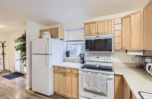 Sable Altura Chambers House | Cozy home with huge backyard and Jacuzzi near Children's/Anschutz and DIA/Denver