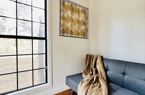 Bailey House | Cozy home with Mountain Views, Indoor Fire Place, Pet & Family Friendly