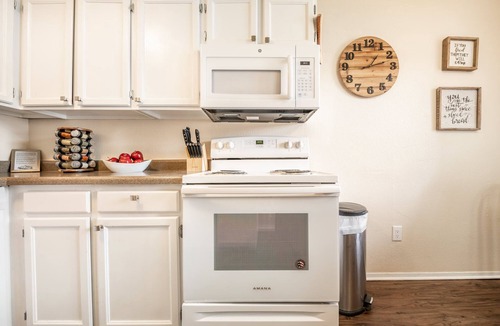 Rockrimmon Condo | ❤Cozy in the Springs! 2 BR, Kitchen. 5 Guests!❤