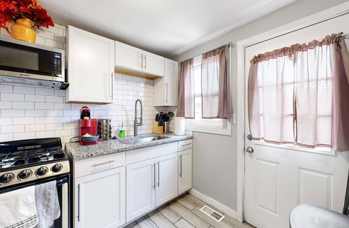 Dupont House | Cozy King Bed Hideaway Near Top Concerts & Sports