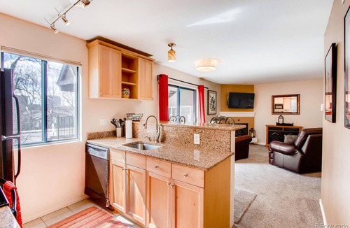 Greenwood Village Condo | Cozy main floor 2-bedroom condo with pool & fitness area