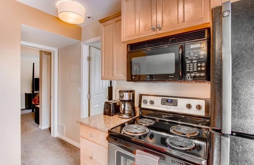 Greenwood Village Condo | Cozy main floor 2-bedroom condo with pool & fitness area