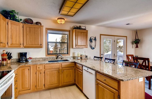 Wildernest House | Cozy Mountain Getaway with Hot Tub, Spacious Deck & All-Season Fun Awaits!