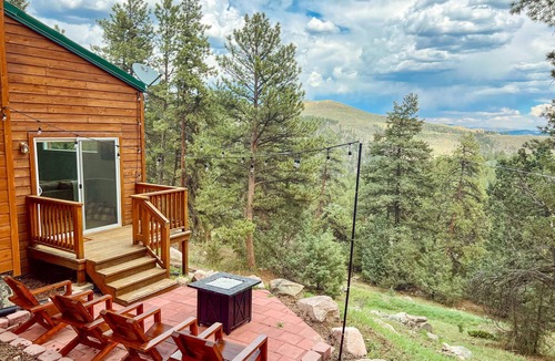 Bailey Cabin | Cozy Mountain Getaway with Stunning Views!