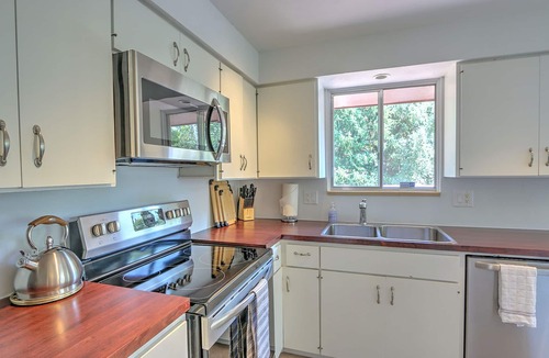 Glenwood Springs House | Cozy Mountain Home w/NEW Hot Tub, Firepit & Deck w/Views, 5 Mi. 2 Pools!
