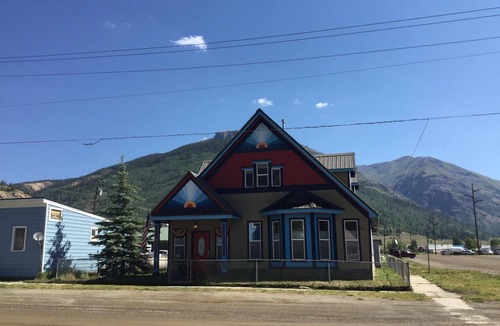 Silverton House | Cozy Mountain View home just blocks from center of town.