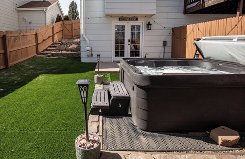Stetson Hills House | Cozy Private Basement, Hot Tub, Washer+Dryer, Full Kitchen, Fenced Backyard