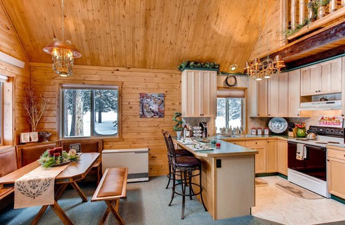 Valley of the Sun Cabin | Cozy Quiet Log Cabin in the Woods w/Epic Views, Fireplace - Whimsical Hollow