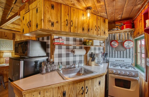 Lyons Cabin | Cozy Riverside Cabin — Romantic Couples Retreat