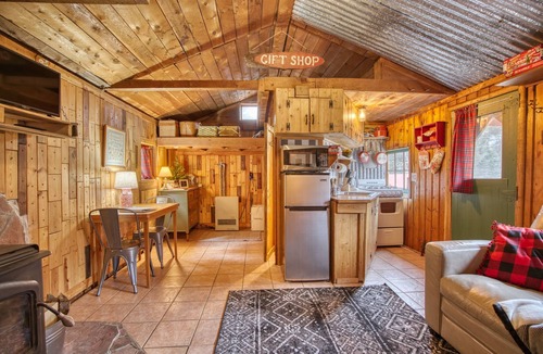 Lyons Cabin | Cozy Riverside Cabin — Romantic Couples Retreat