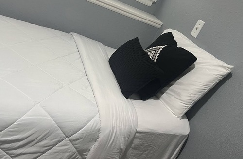 Superior House | Cozy six bedroom house in a quiet neighborhood, middle of everything you need.