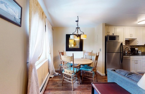 Historic District Condo | Cozy ski condo w/a full kitchen - just steps from shops, restaurants, & slopes