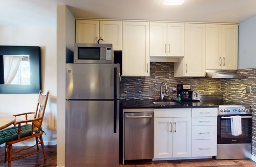 Historic District Condo | Cozy ski condo w/a full kitchen - just steps from shops, restaurants, & slopes