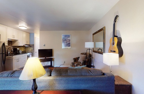 Historic District Condo | Cozy ski condo w/a full kitchen - just steps from shops, restaurants, & slopes