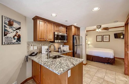 Peak 9 Apartment | Cozy Ski-In/Out Studio In Building 4 | Kitchen | Dog Friendly