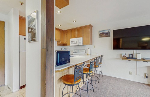 Snowmass Village Apartment | Cozy ski-in/ski-out condo with pool in summer & hot tub, year round