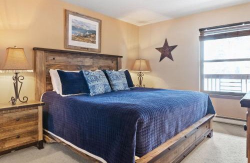 Four O'Clock House | Cozy Ski In Ski Out Walk to Main St