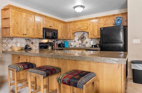 Four O'Clock House | Cozy Ski In Ski Out Walk to Main St