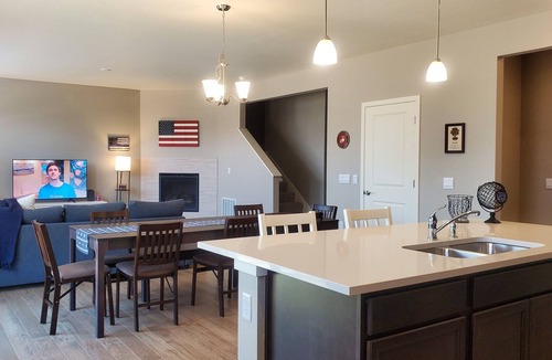 The Pinery House | Cozy, Spacious, Mountain Getaway!
