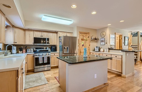 Warrior's Mark House | Cozy Three Bedroom Townhome. Minutes to Town and Slopes, Mountain Views