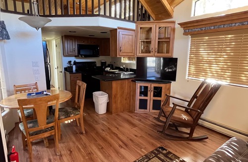 Almont Cabin | Cozy "Tiny Home" style Cabin Perfect for Couples and Families