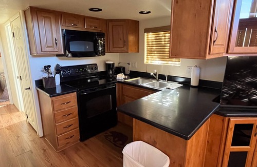 Almont Cabin | Cozy "Tiny Home" style Cabin Perfect for Couples and Families
